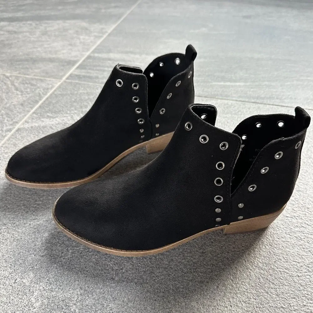 NWOB Journee Collection Black Faux Suede Ankle Booties Silver Eyelet Detail 7.5